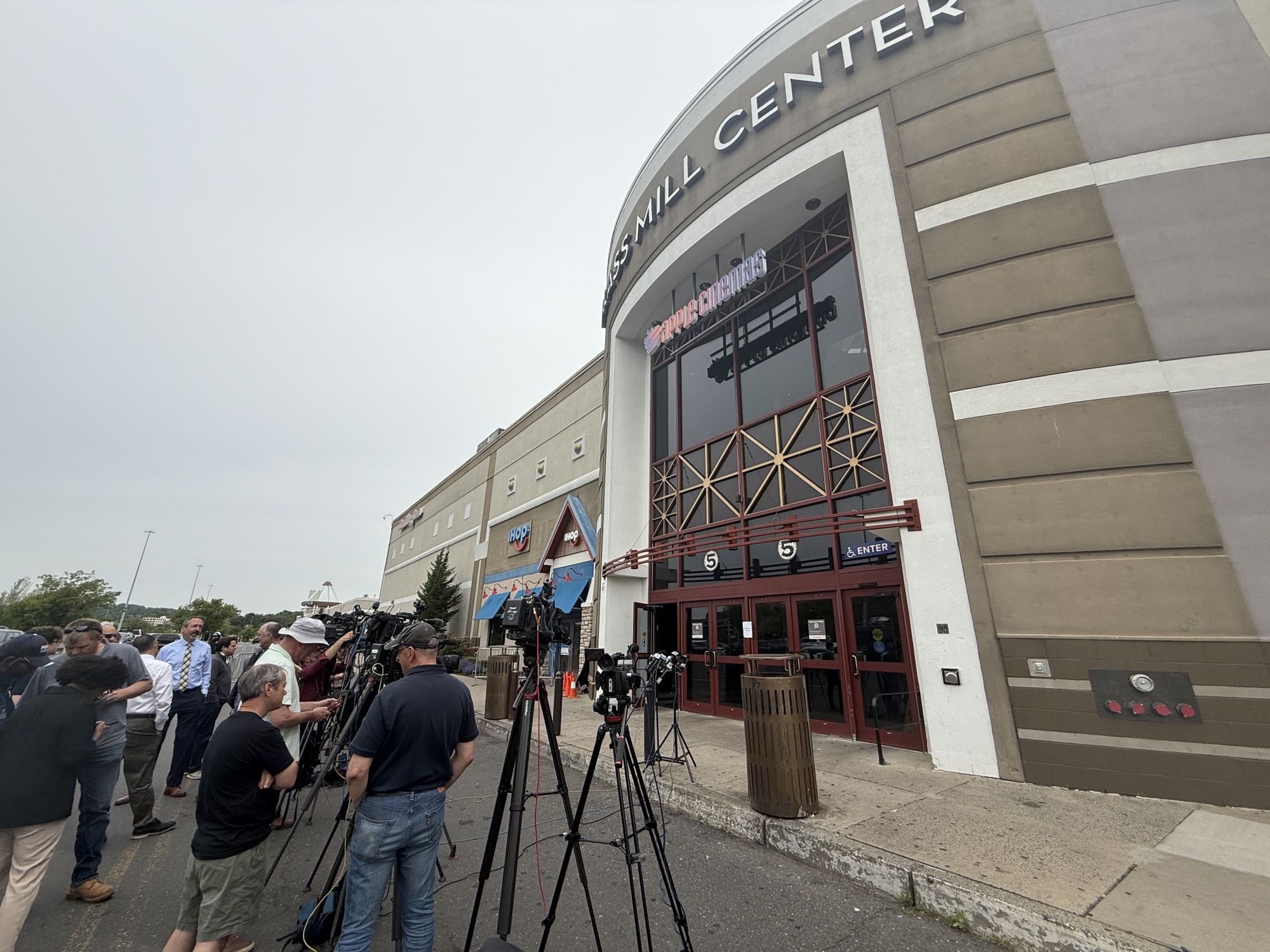 Waterbury Jewelry Smash and Grab-Two Masked Suspects,Steal $10K at Brass Mill Mall, according to WPD